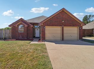 910 Busby Dr, Cedar Hill, TX 75104