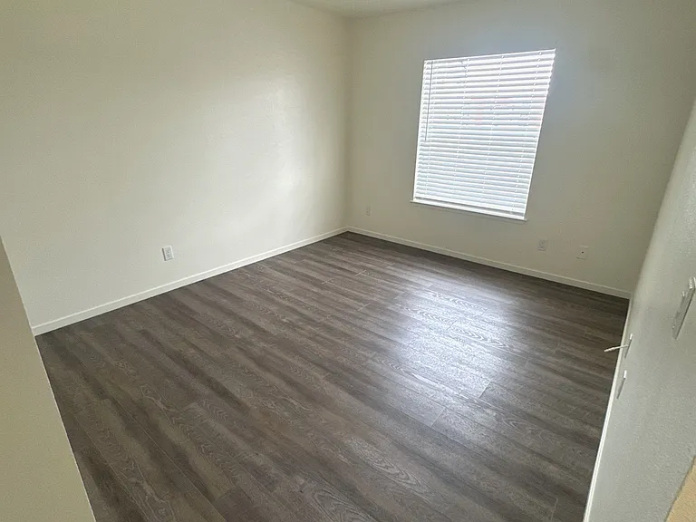 Sierra Springs Apartments — Photo 12