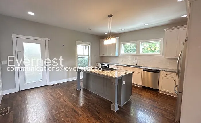 2115 Burns St — Photo 4