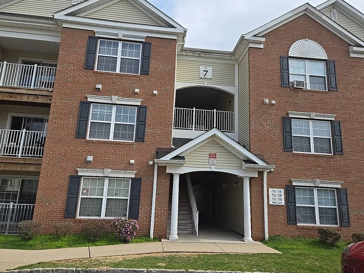 738 Cedar Ct photo 1