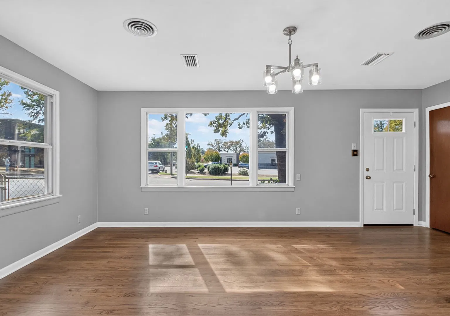 Beautifully Renovated 4 Bed / 2.5 Bath Home in Central Little Rock — Photo 2