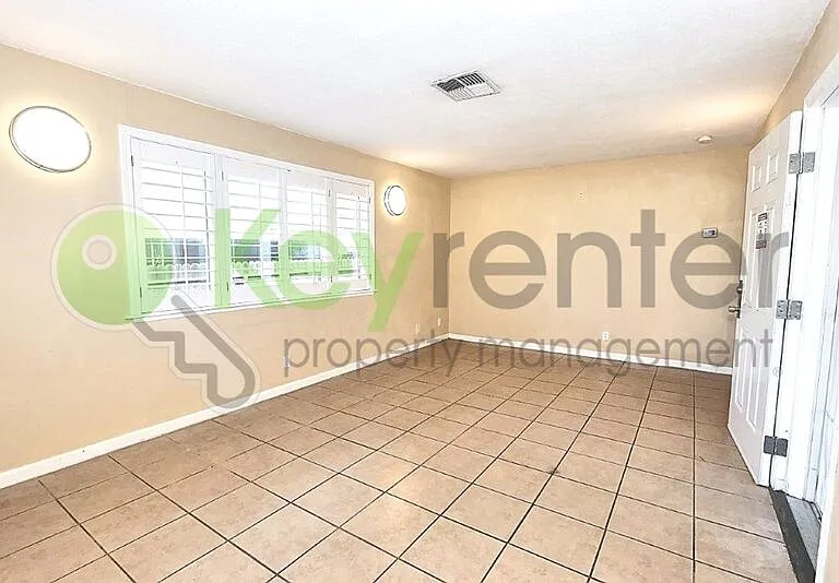 242 Santiago Ave — Photo 7
