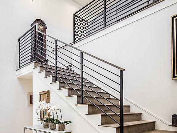 Image of a sold home - Entry Staircase