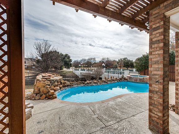 5th image of 318 Riverwalk Ln
