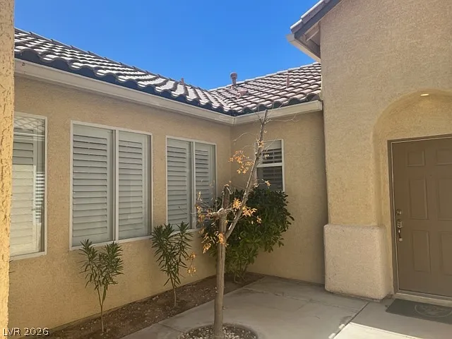 3 bed, 2.0 bath, 2200 sqft, $2,300 — Photo 2