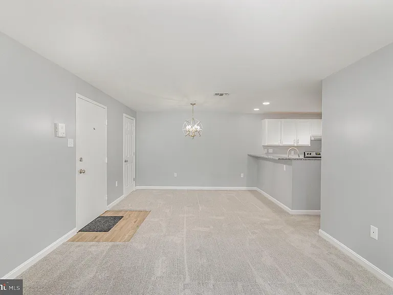 100 Grosvenor Ln #3 — Photo 6