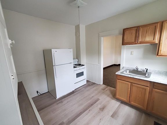 3rd image of 135 E 31st St #1