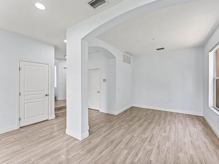 5477 Queenship Ct — Photo 13