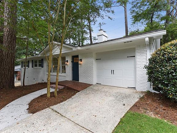 4th image of 2424 Wentworth Dr NE