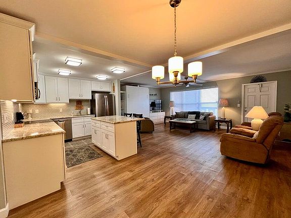 2nd image of 207 Greenbrier A