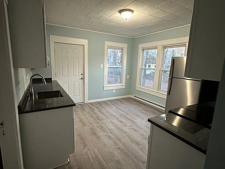 27 Ellen Ave — Photo 8
