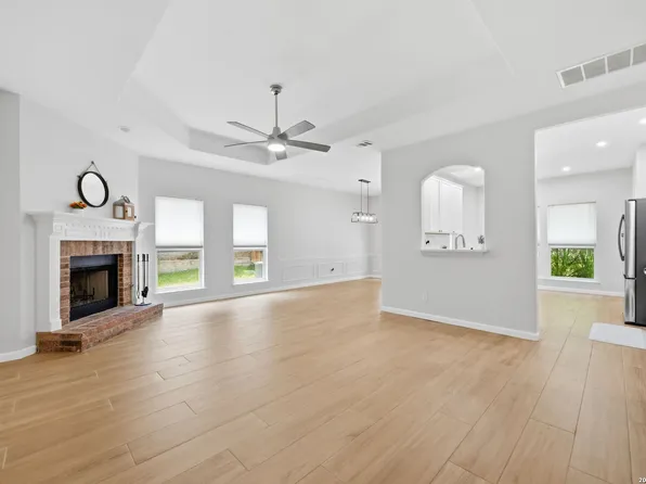 8787 LAUREL CANYON DR, Universal City, TX 78148
