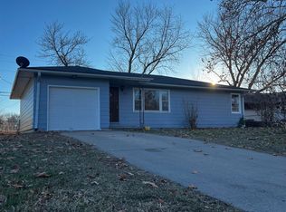 323 NE Pine Ln, Topeka, KS 66617