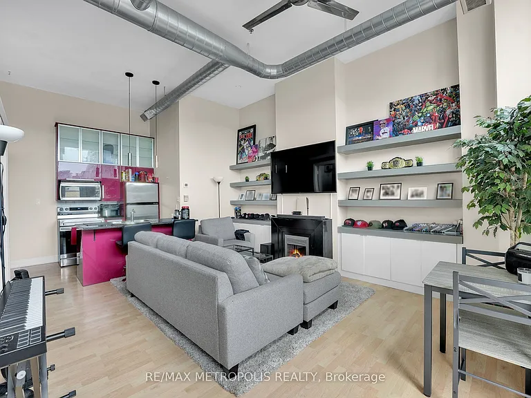 276 King St W #207 — Photo 7