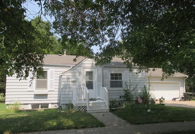 1st image of 412 E 1st St
