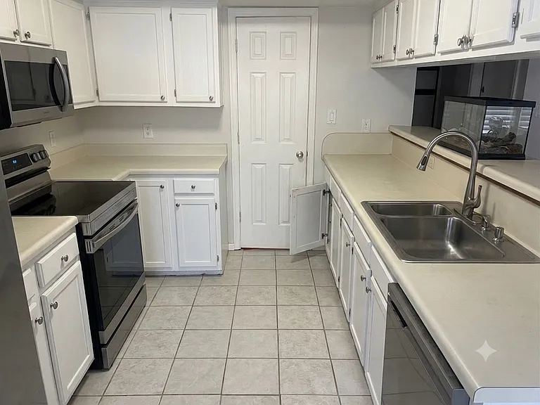 2733 Inglewood Ln — Photo 5