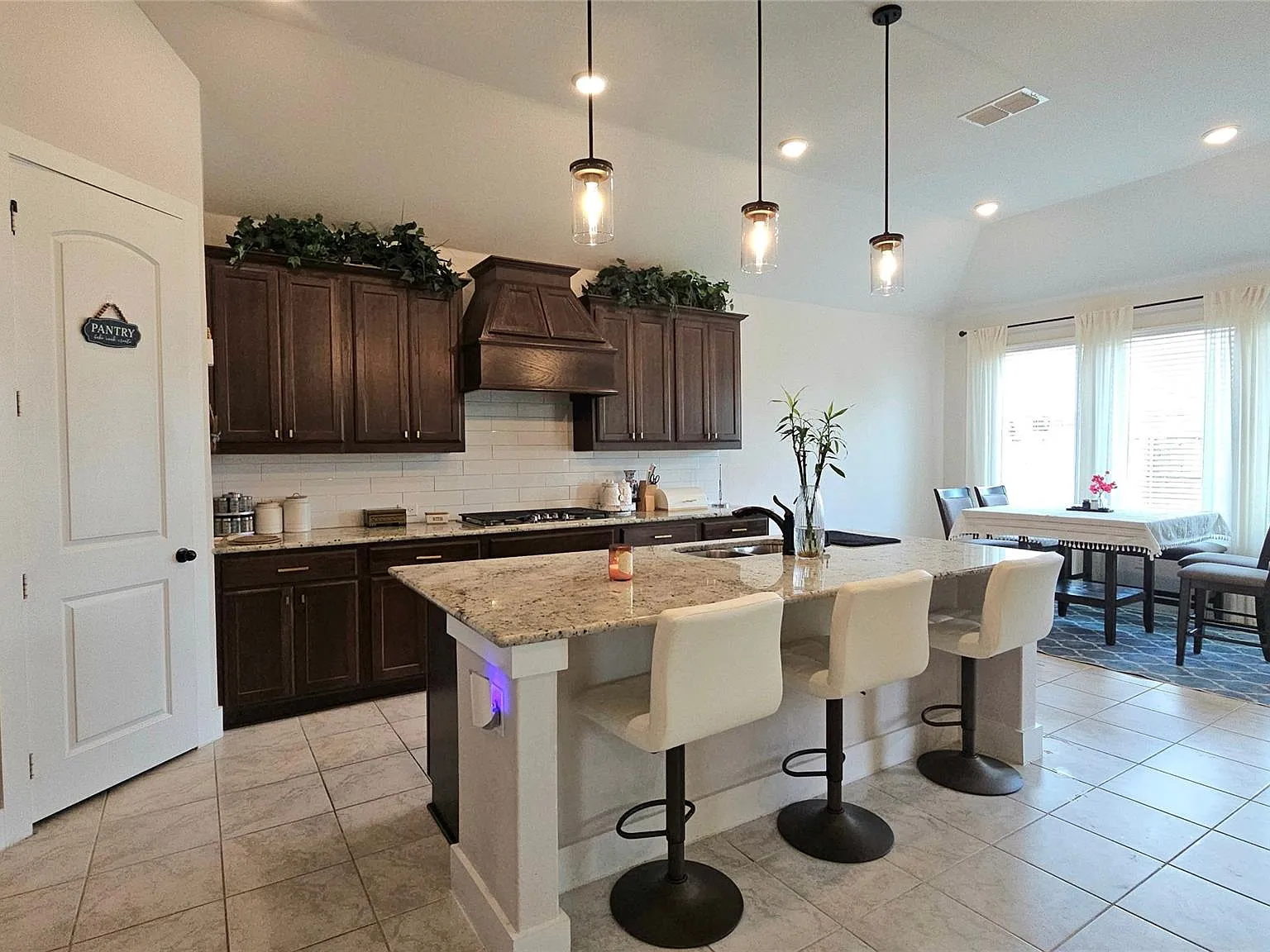 5 bed, 3100 sqft, $4,626 — Photo 4