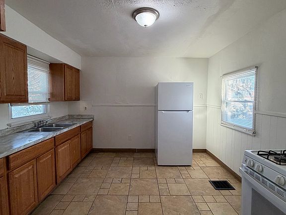 2nd image of 15307 Holmes Ave