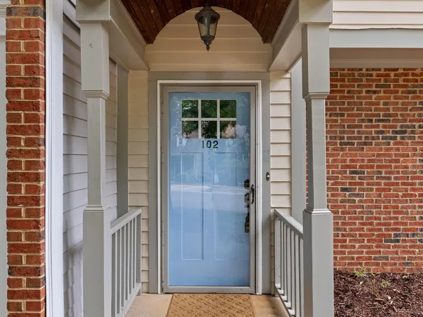 102 Westview Cove Ln, Cary, NC 27513