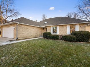 2 Mossfield Ct, Sugar Grove, IL 60554