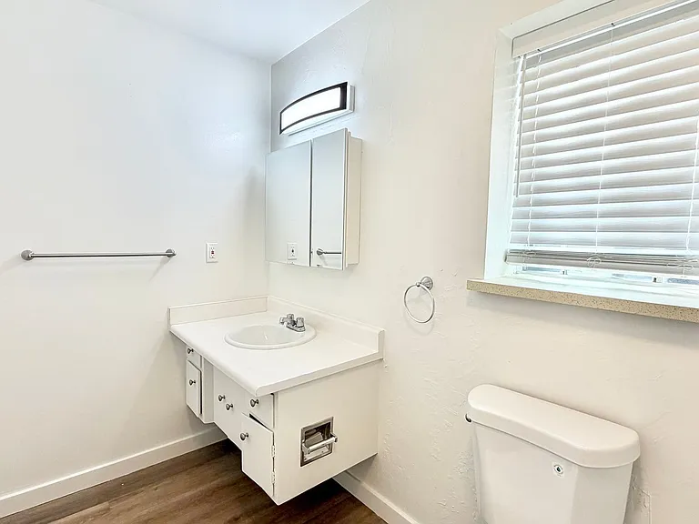 Alameda Apartments — Photo 13