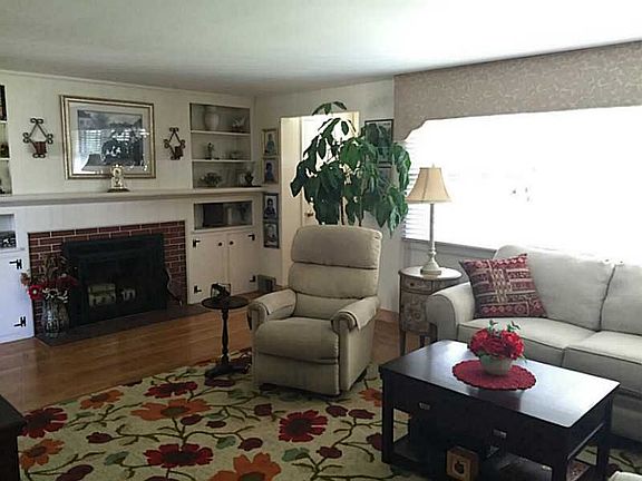 3rd image of 187 Sweetbriar Dr