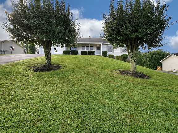 3rd image of 148 Emerald Hills Dr