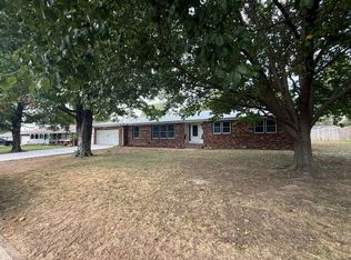811 Richards Dr, Mountain Grove, MO 65711