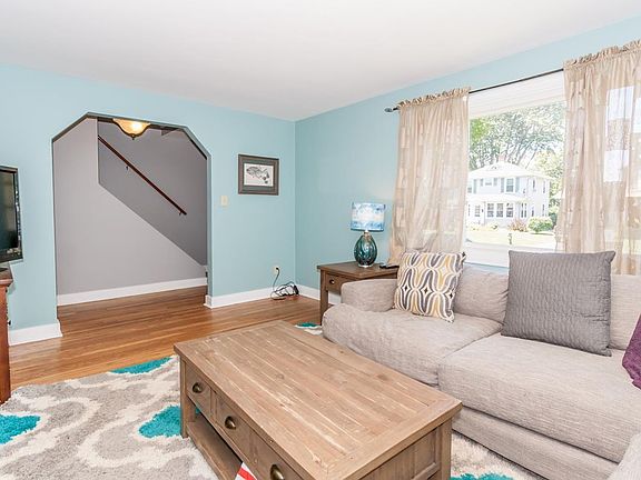 3rd image of 9 Kelton Ct