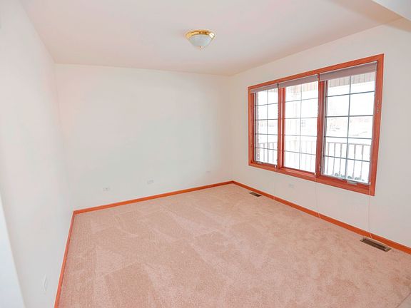 4th image of 561 Somerset Ln