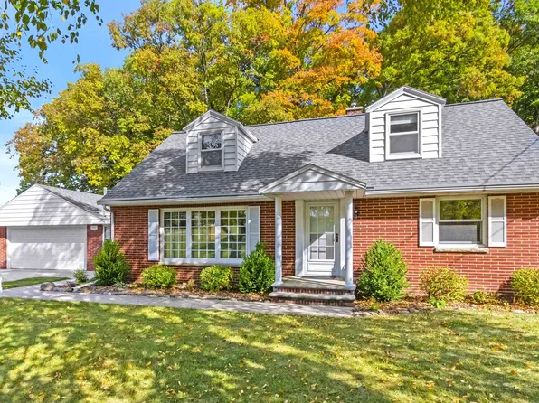 2201 Hillside Ln, Green Bay, WI 54302