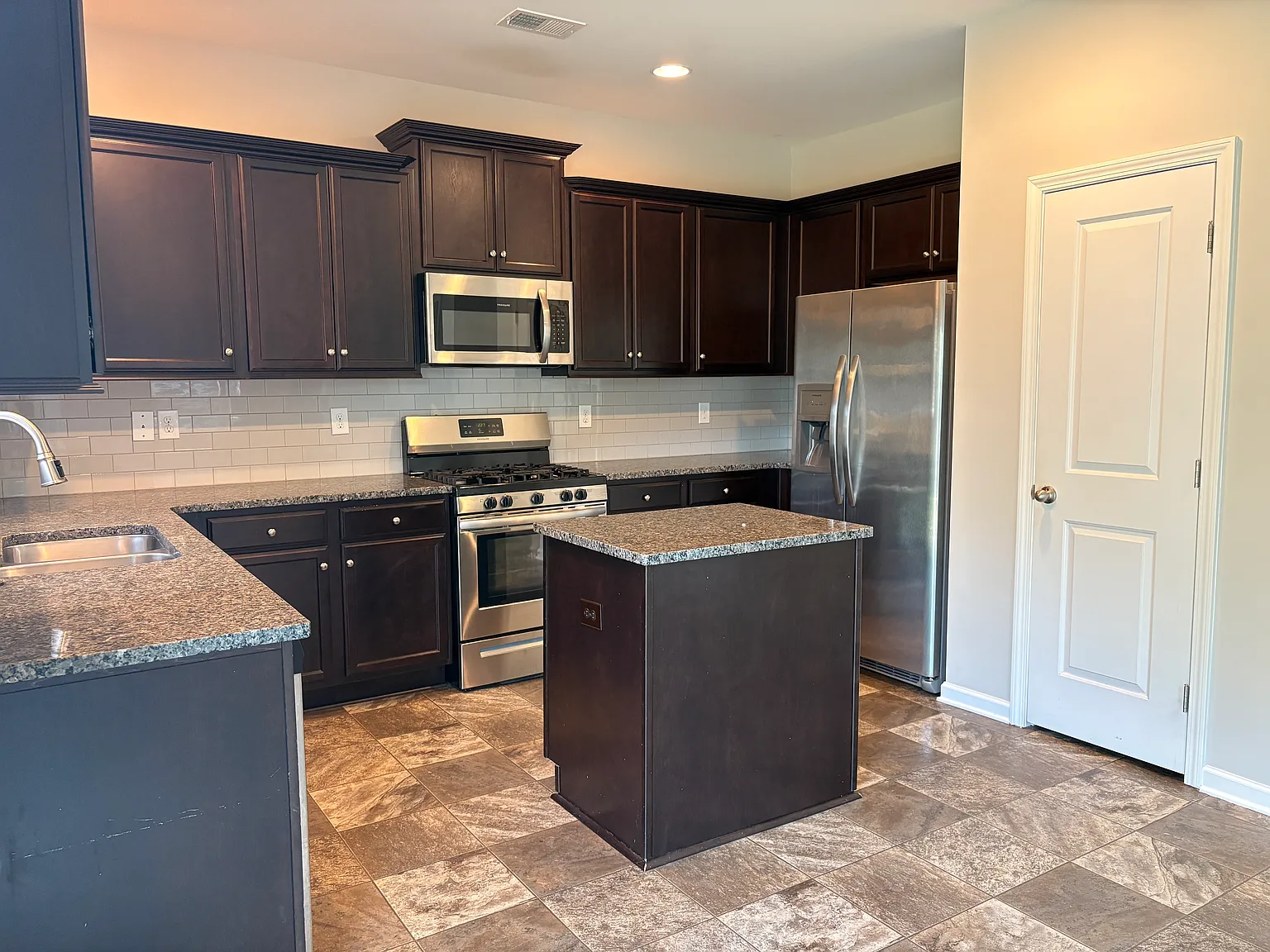 3 bed, 2.5 bath, 1890 sqft, $1,875 — Photo 2