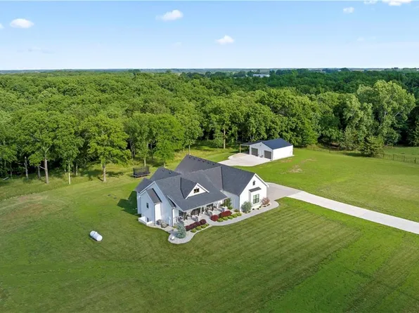 21155 Country Place Ln, Bucyrus, KS 66013