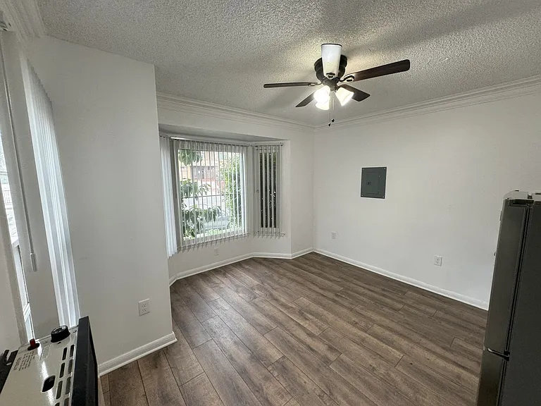 Crenshaw Park Apartments — Photo 20