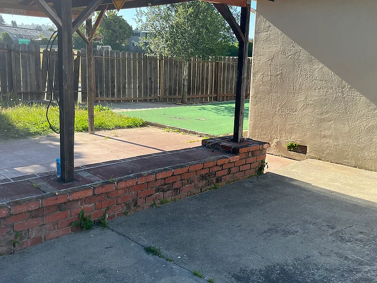 2546 Lessley Ave — Photo 8