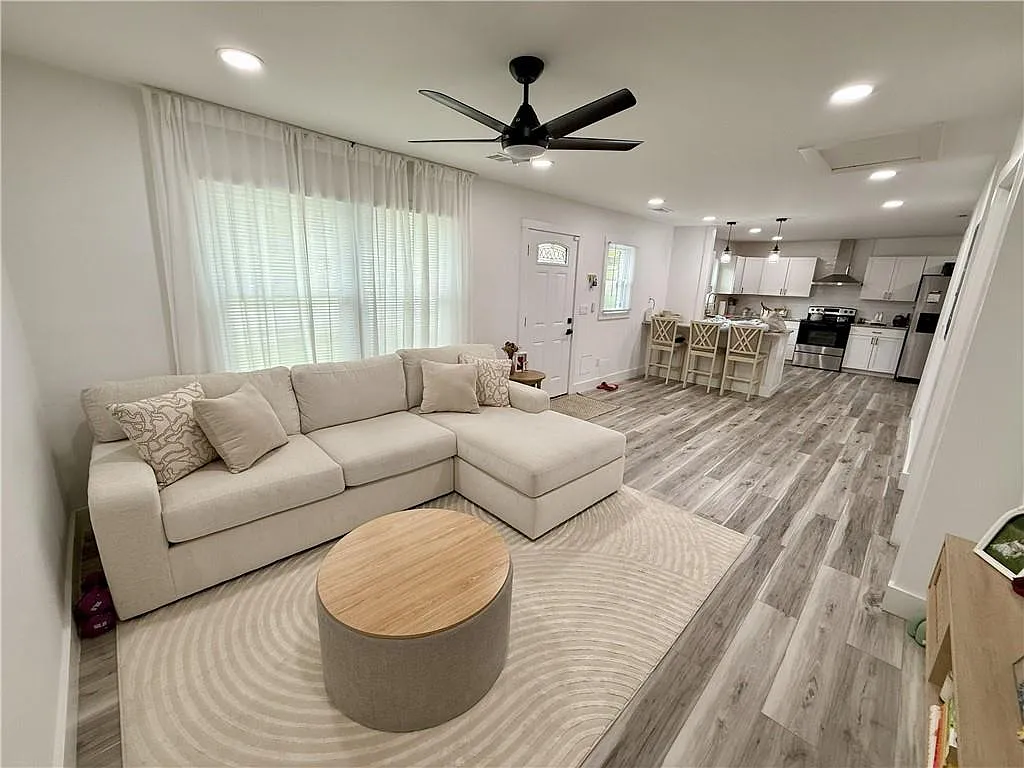 3 bed, 2.0 bath, 1124 sqft, $2,400 — Photo 2