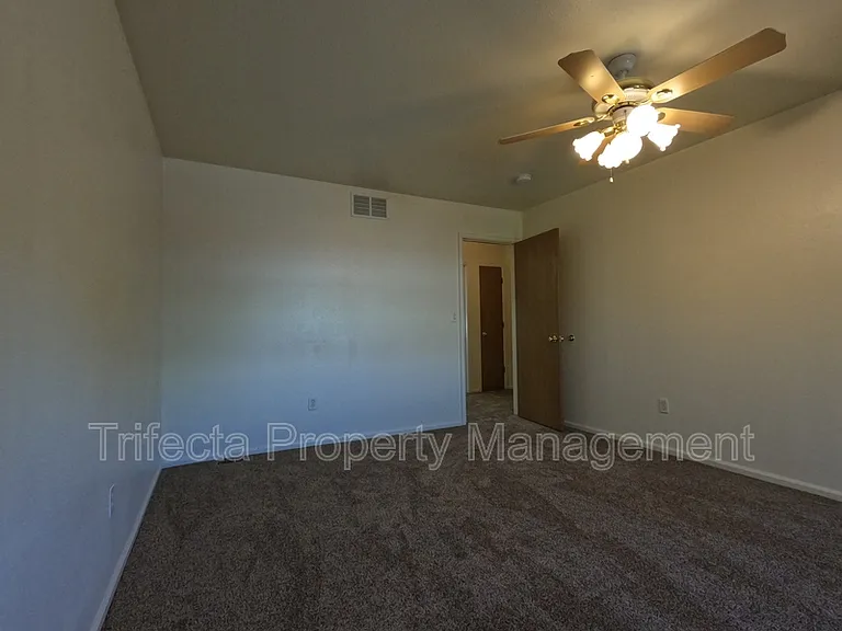 2121 35th Ave #18 — Photo 12