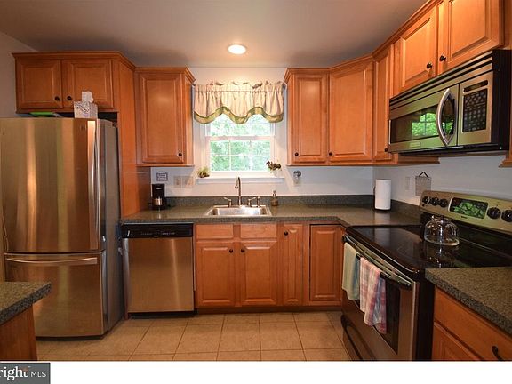 4th image of 90 Canterbury Ct