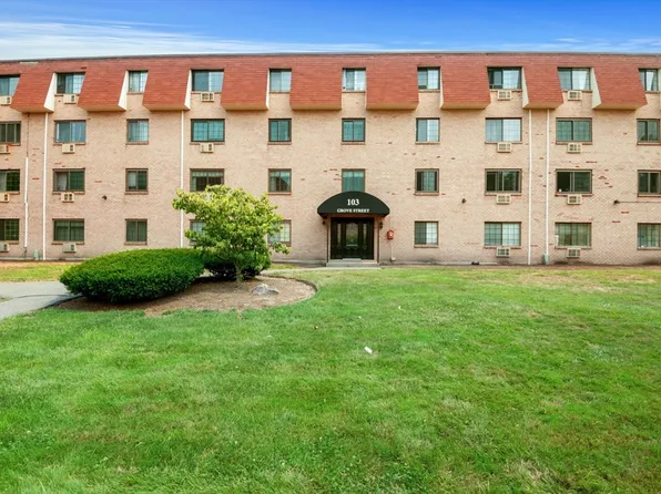 103 Grove St APT 325, Rockland, MA 02370