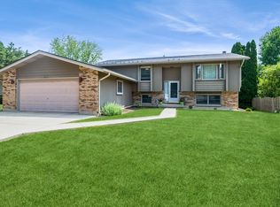 821 N Beck Rd, Lindenhurst, IL 60046