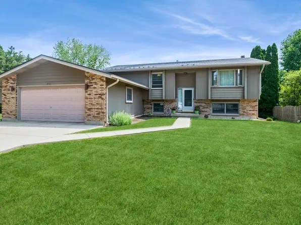 821 N Beck Rd, Lindenhurst, IL 60046
