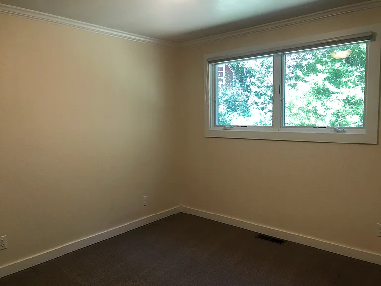 420 NW Dack Ct — Photo 5