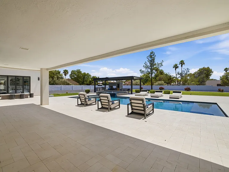 8401 E Cortez St — Photo 37