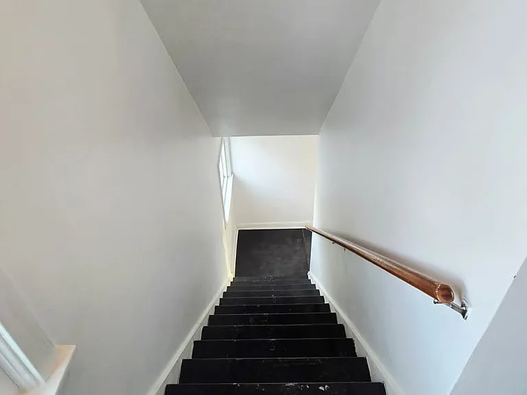 725 Dickson St — Photo 10