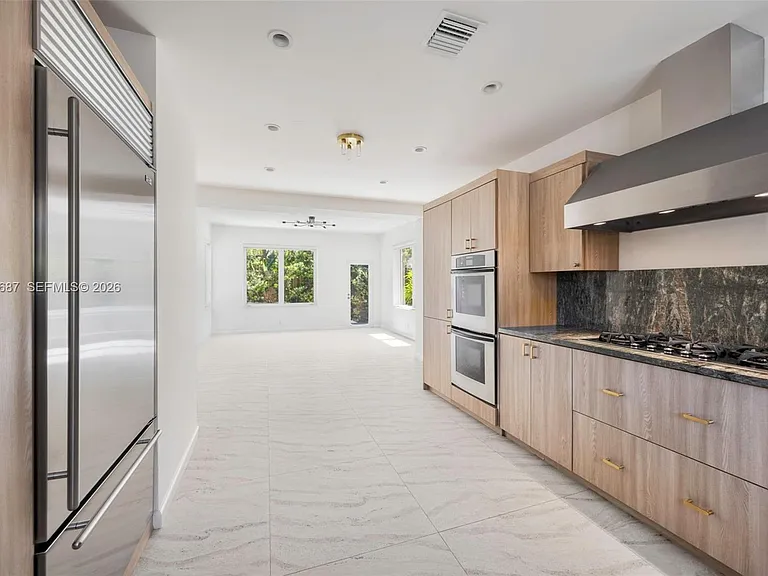 2850 Sheridan Ave — Photo 15