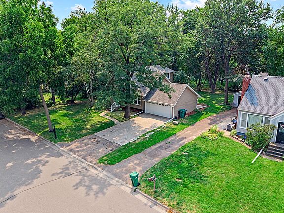 4th image of 832 Lovell Ave W