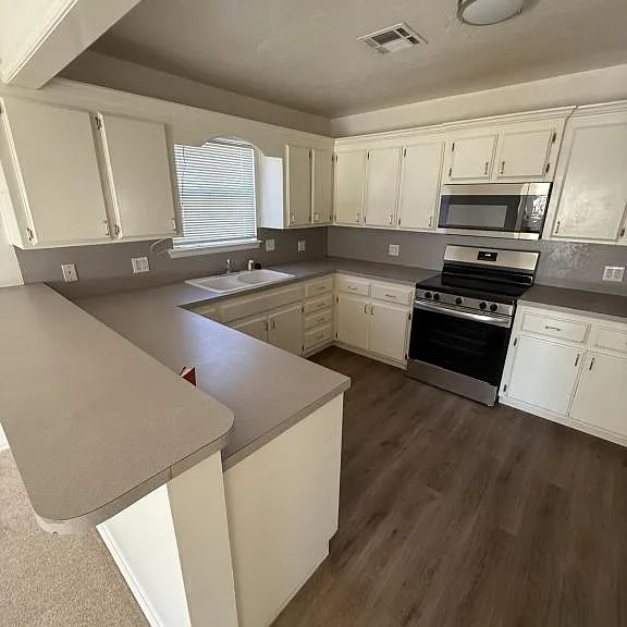 1102 N Lee St — Photo 11