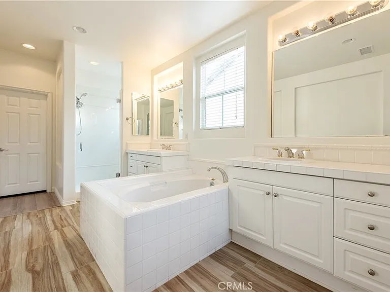 32 Sebastian — Photo 23