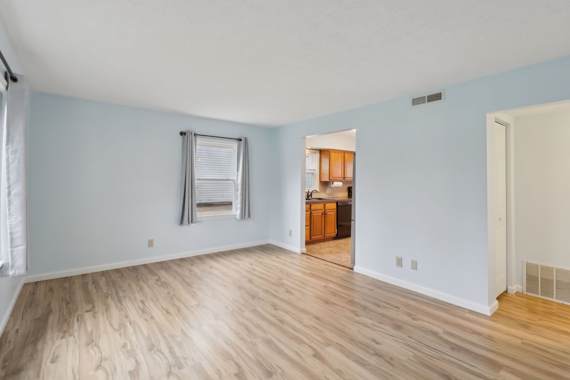 Suncrest Dr-1104-007.jpg