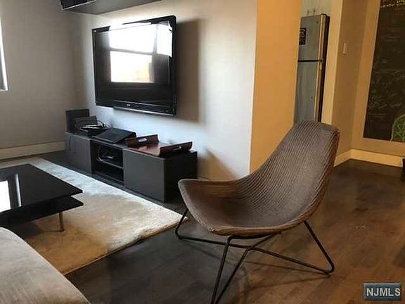 5th image of 410 Park Pl APT 2B